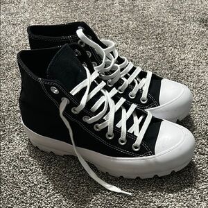 ☃️Black and White High-Top converse